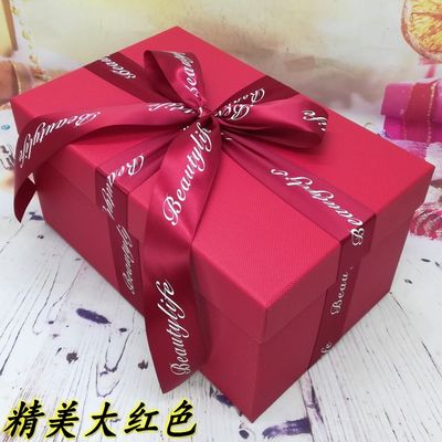 크리스마스는 상자 골판지를 싸는 CMYK 자홍색 선물을 세게 때립니다