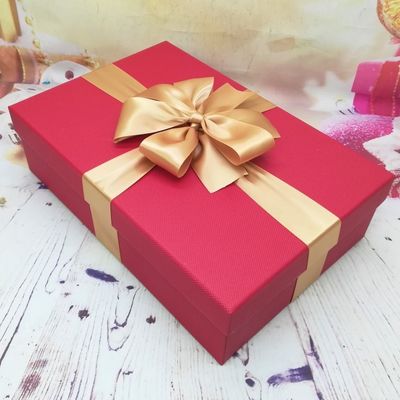 크리스마스는 상자 골판지를 싸는 CMYK 자홍색 선물을 세게 때립니다