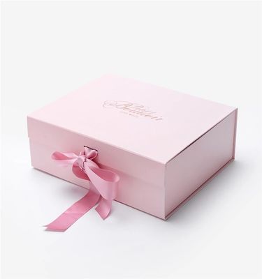 상자를 싸는 C1S 카드 선물